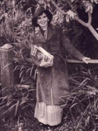 marywilliamswithhat.jpg (2587490 bytes)