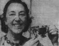phyllishastingswithaward.jpg (154219 bytes)
